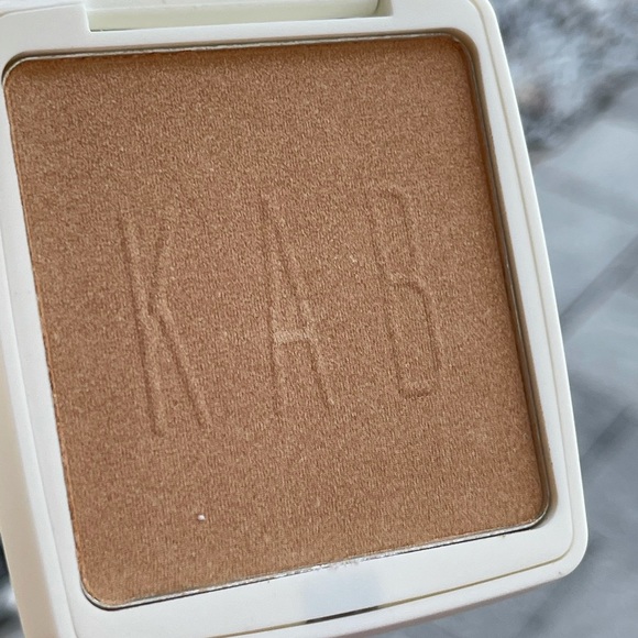 KAB Cosmetics Pressed Glow Powder *Gold Digger* - Picture 10 of 12
